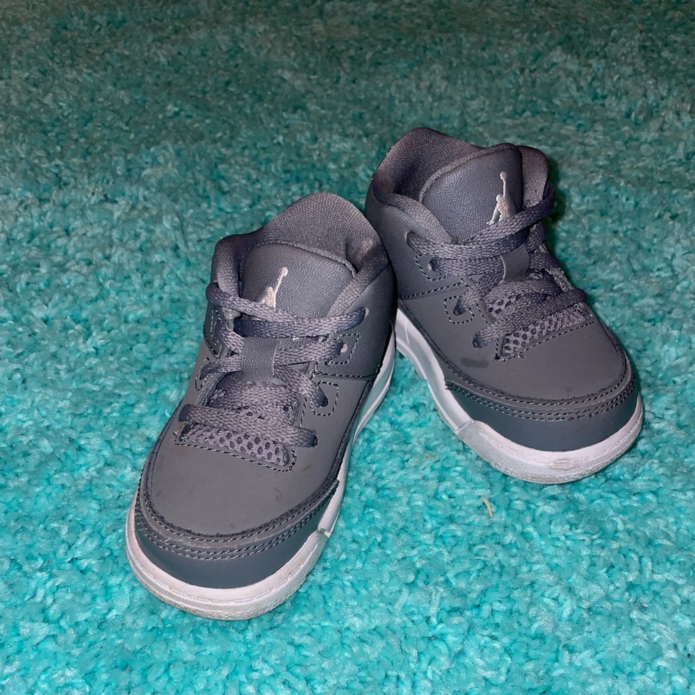 Toddler boys grey Jordan’s (size 5t)